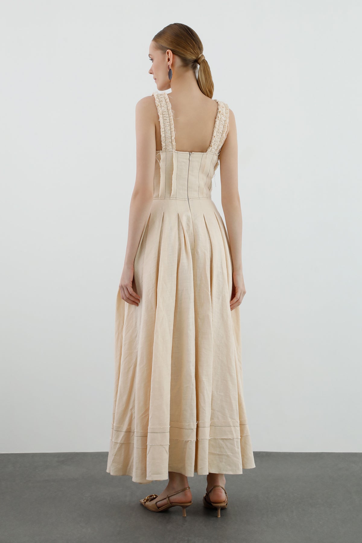 Askıları İşlemeli Eteği Pilikaşeli Uzun Elbise