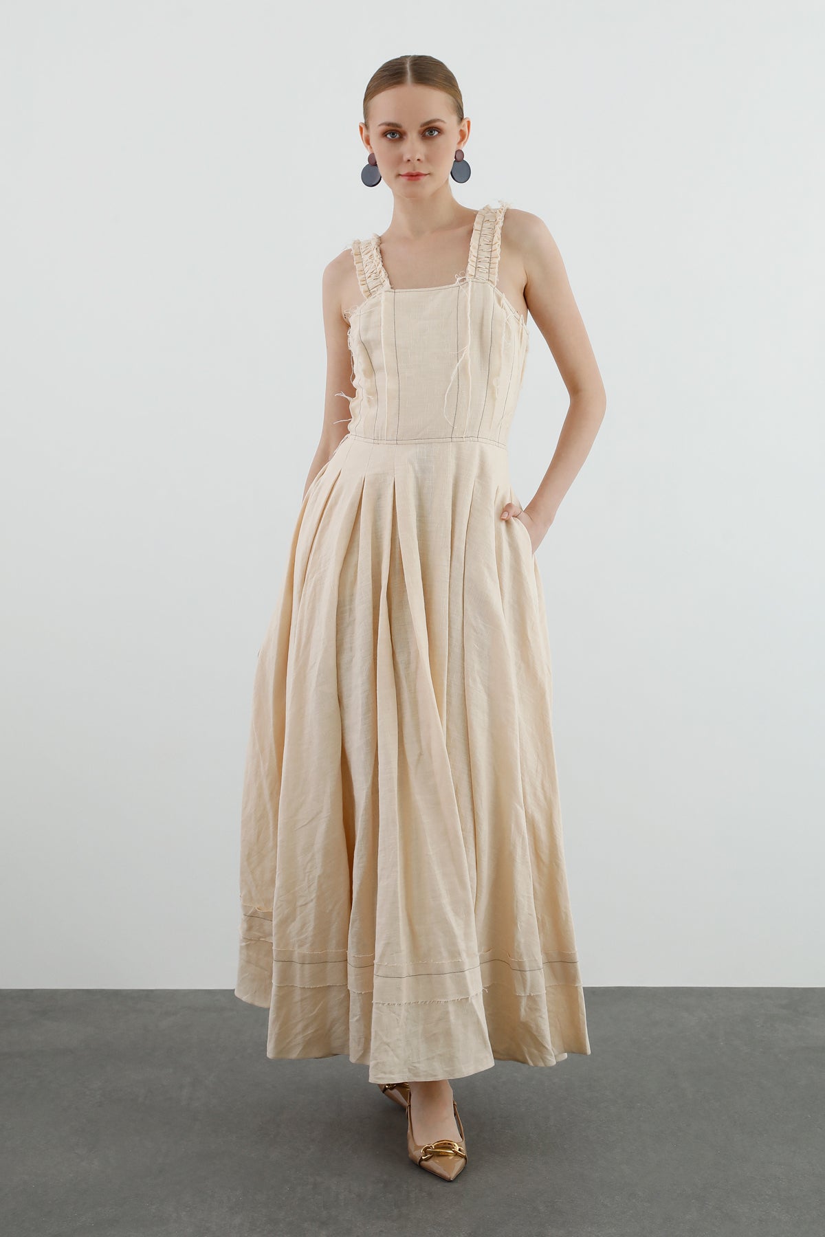 Askıları İşlemeli Eteği Pilikaşeli Uzun Elbise