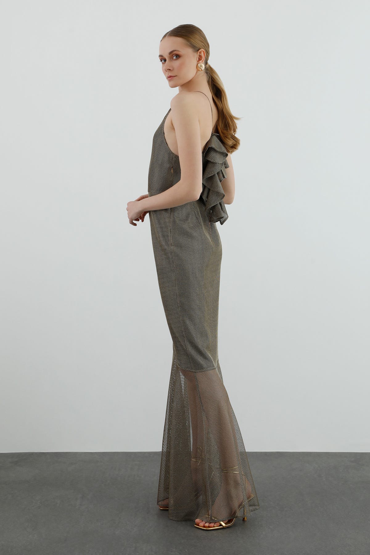 Zincir Detaylı Asimetrik Kesim File Uzun Elbise