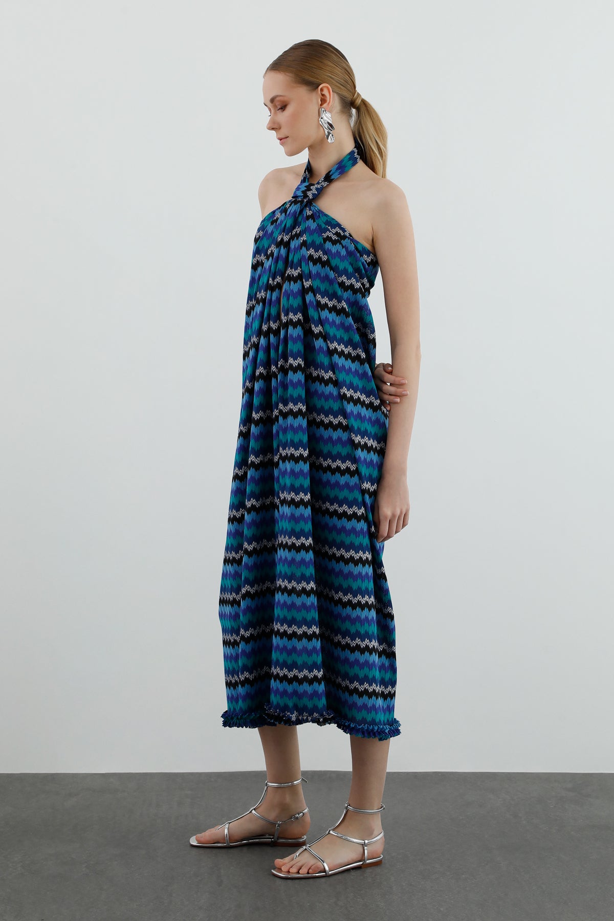 Boyundan Bağlamalı Renkli Midi Elbise