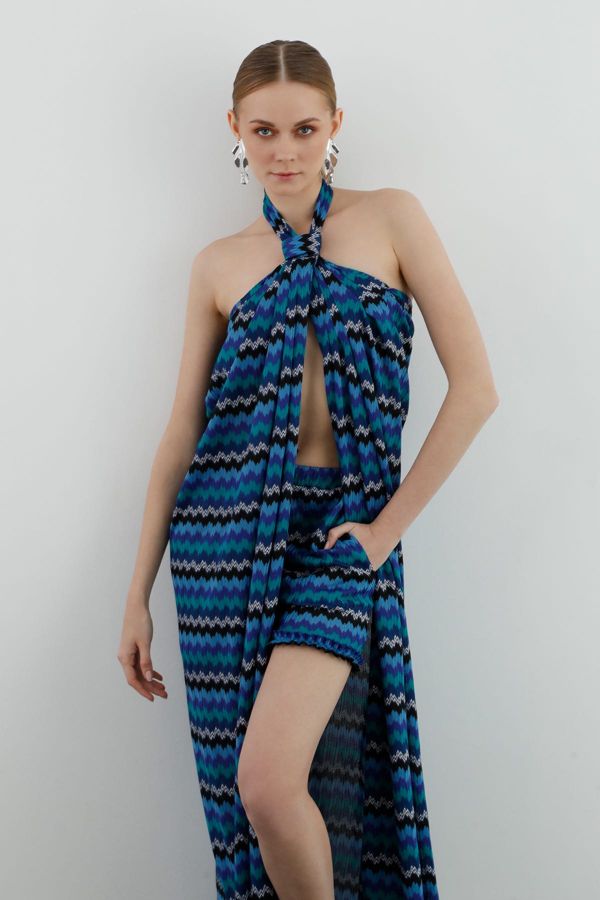 Boyundan Bağlamalı Renkli Midi Elbise