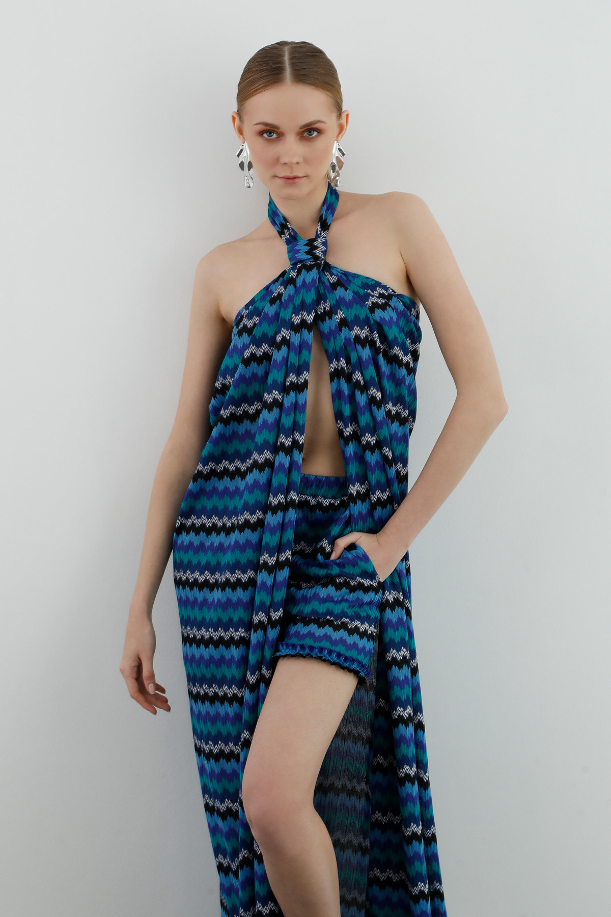 Boyundan Bağlamalı Renkli Midi Elbise