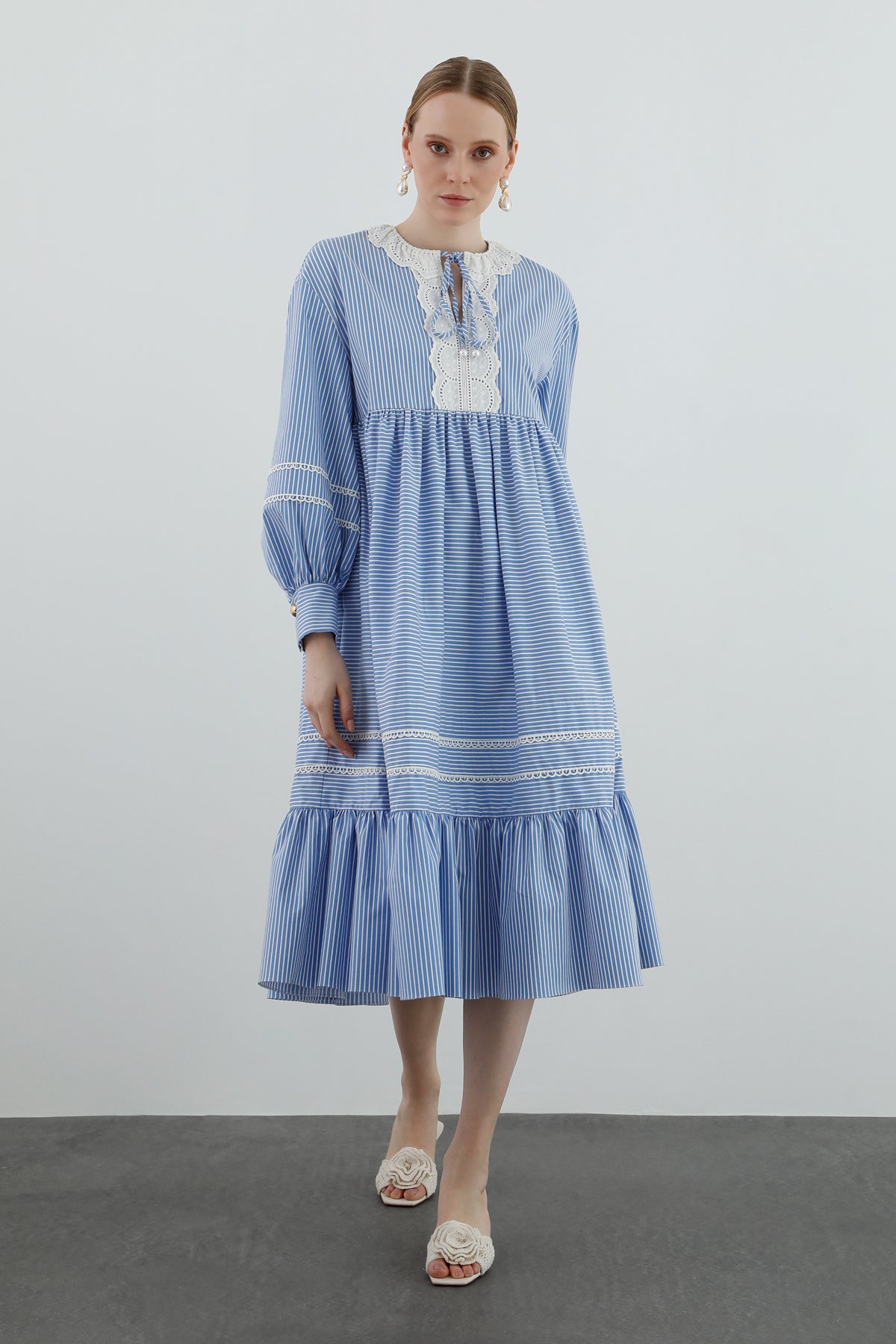 İşleme Detaylı Uzun Kollu Midi Elbise