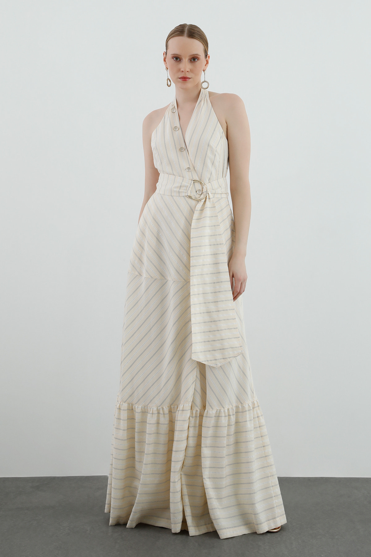 Sırt Dekolteli Kuşaklı Uzun Elbise