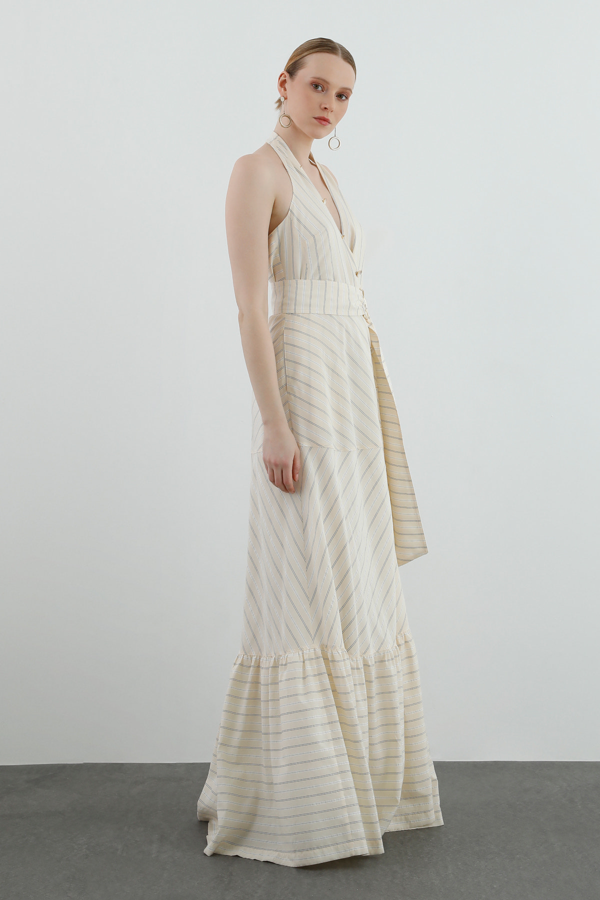 Sırt Dekolteli Kuşaklı Uzun Elbise