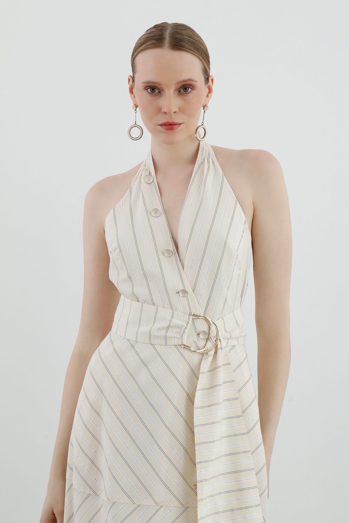 Sırt Dekolteli Kuşaklı Uzun Elbise