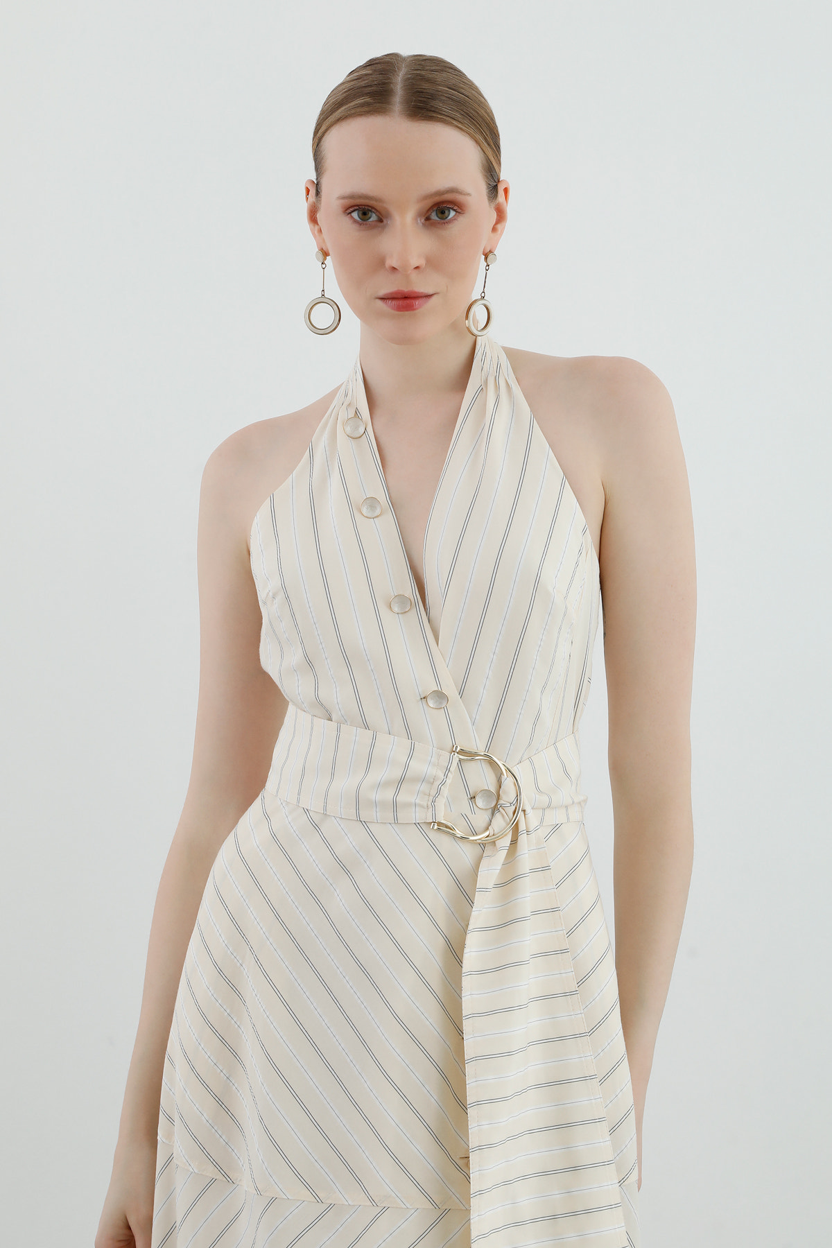 Sırt Dekolteli Kuşaklı Uzun Elbise