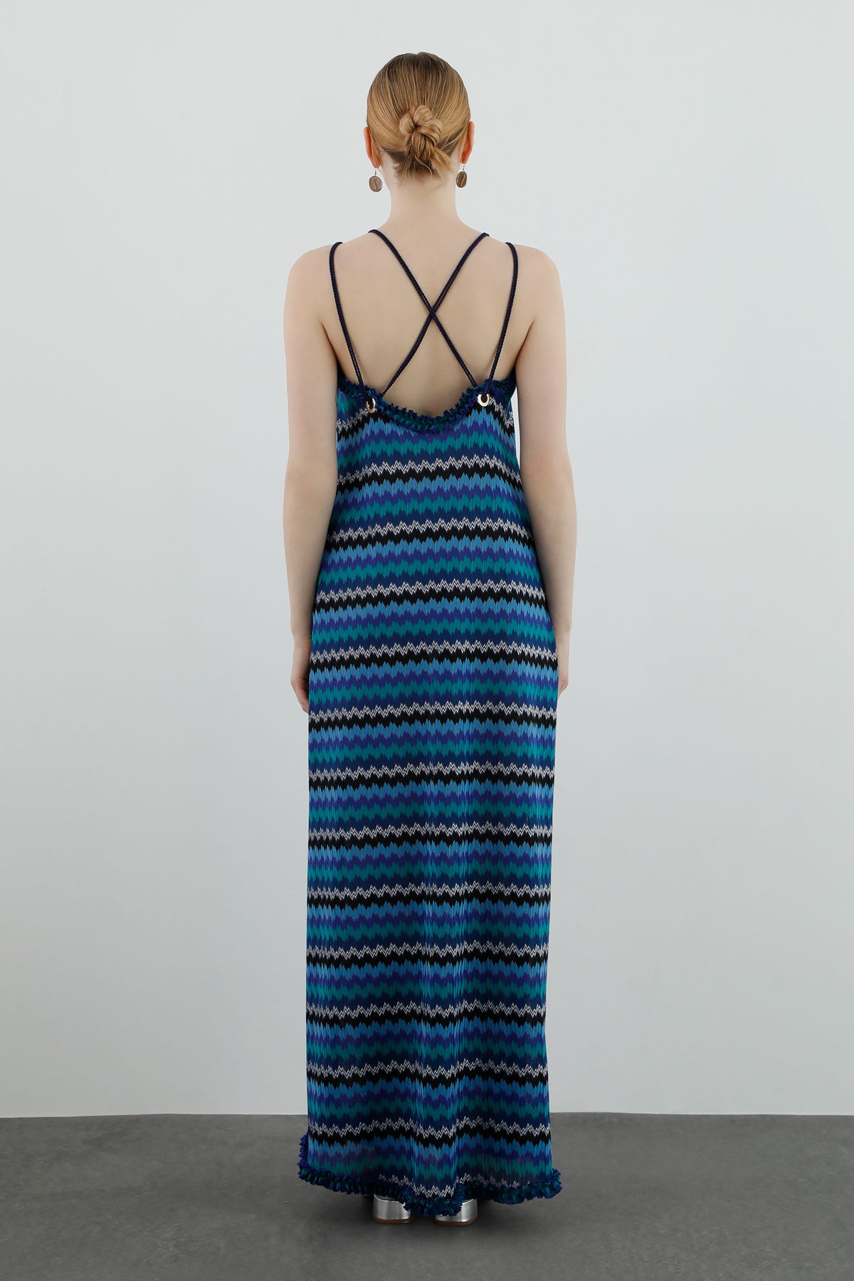 Yanlardan Yırtmaç Detaylı Askılı Uzun Elbise