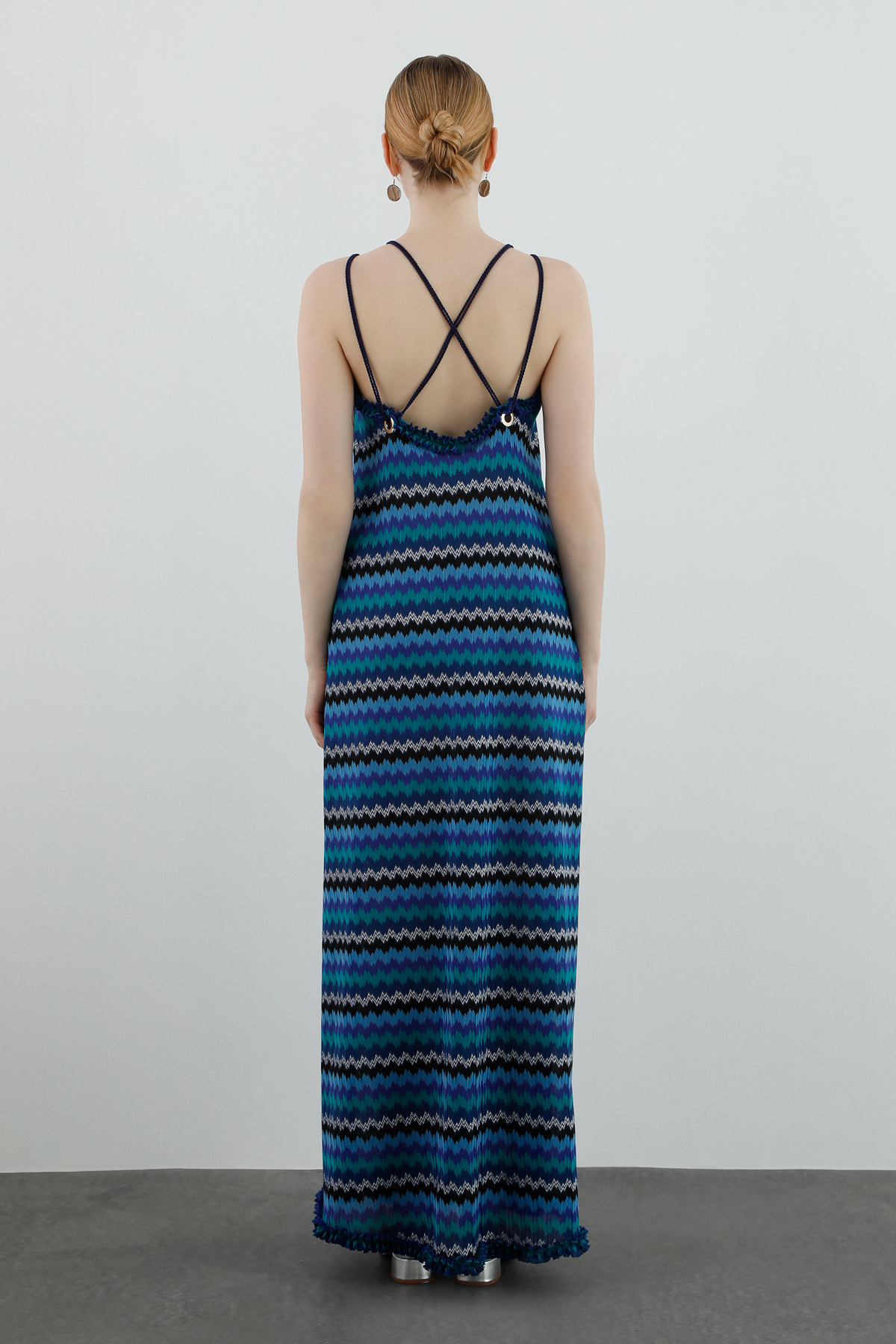 Yanlardan Yırtmaç Detaylı Askılı Uzun Elbise