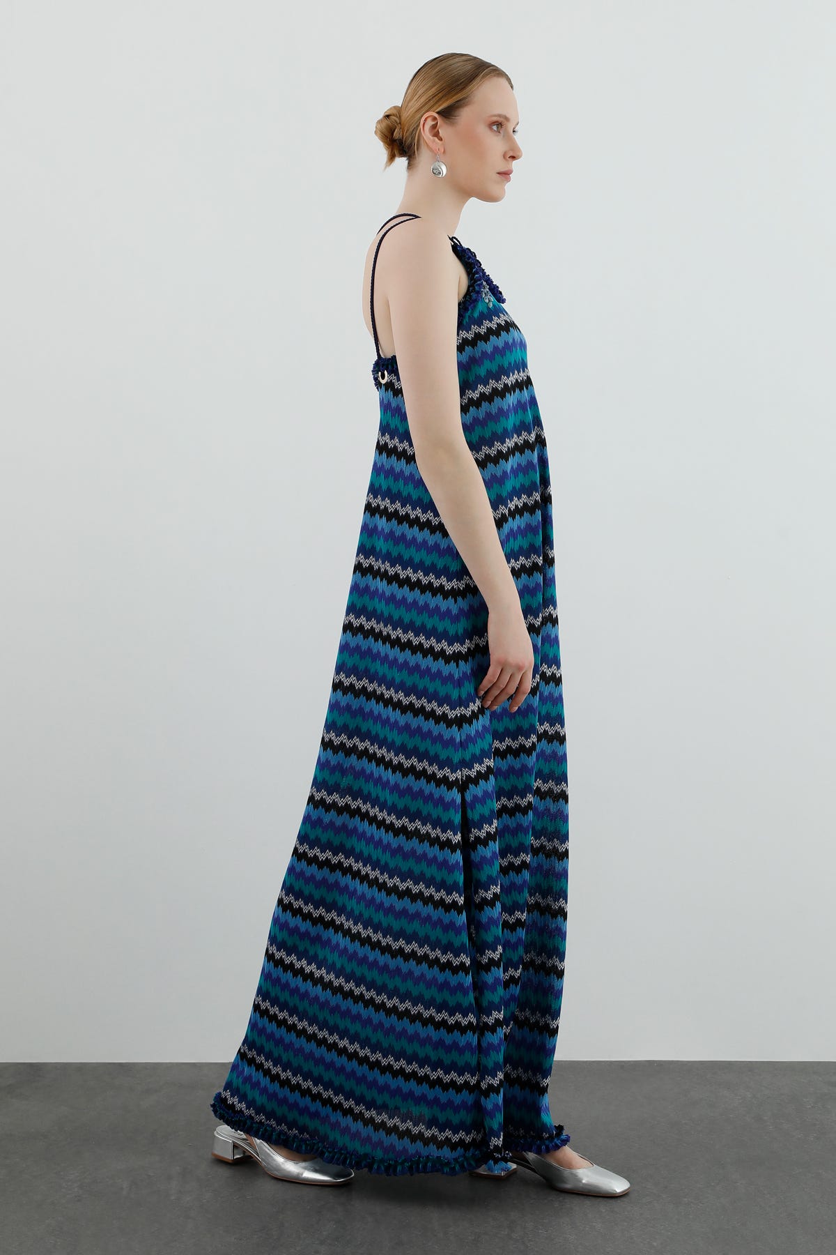 Yanlardan Yırtmaç Detaylı Askılı Uzun Elbise