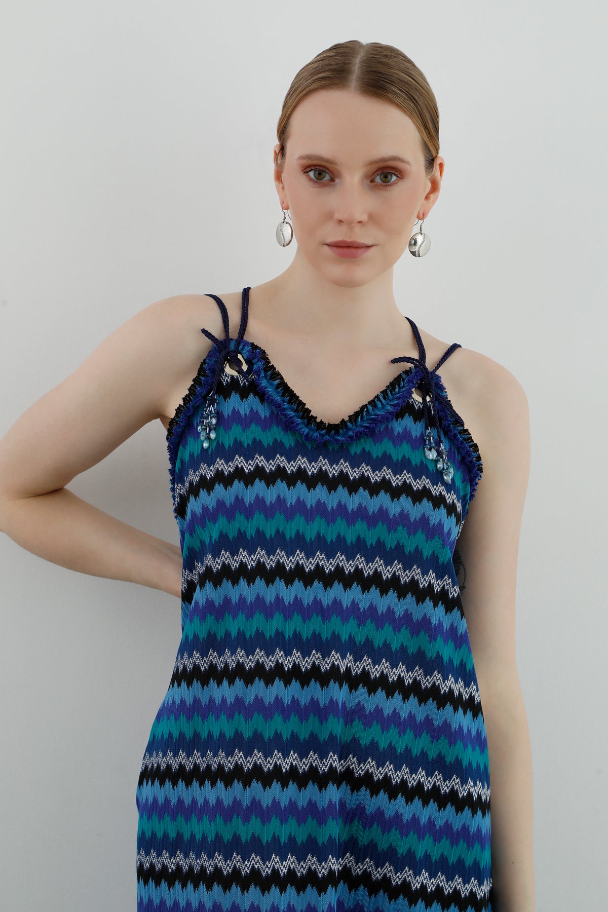 Yanlardan Yırtmaç Detaylı Askılı Uzun Elbise