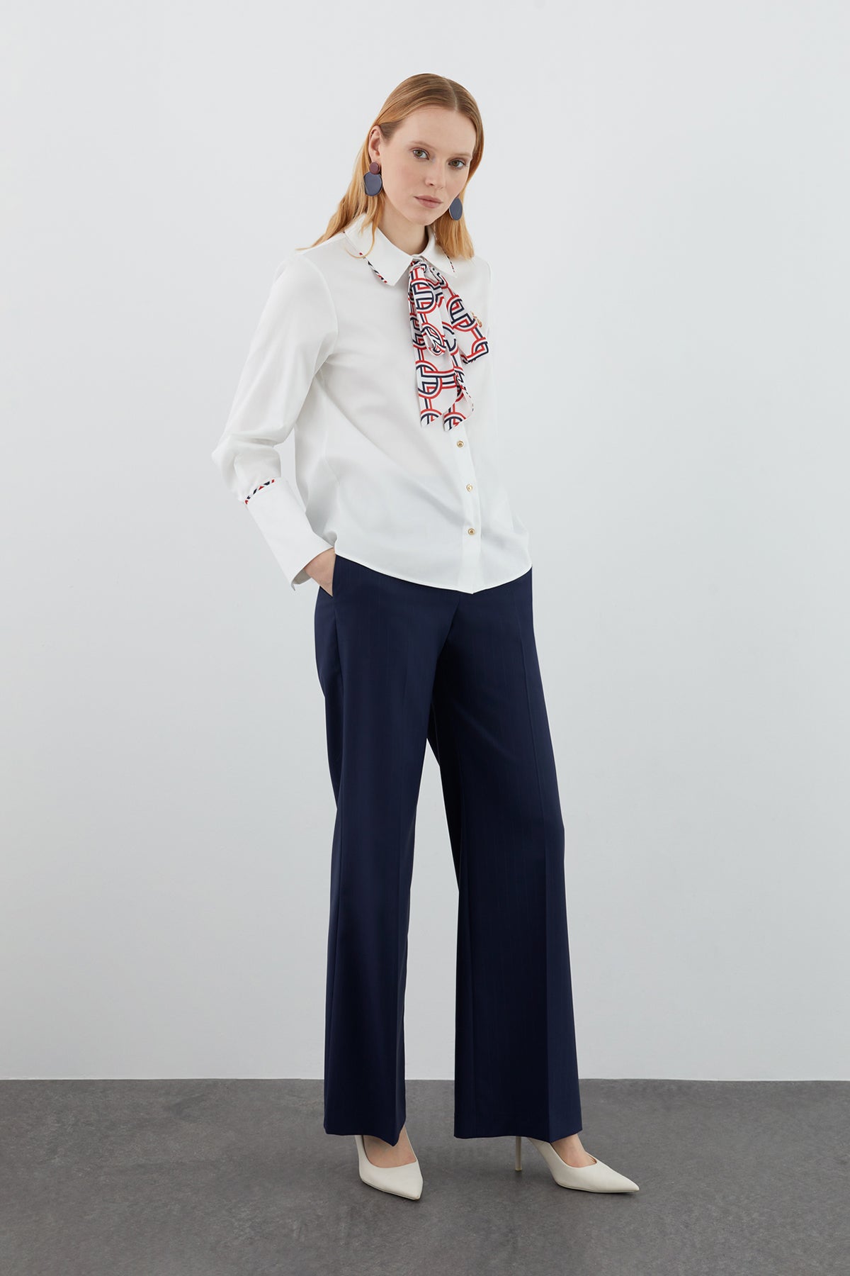 Desenli Fularlı Gömlek