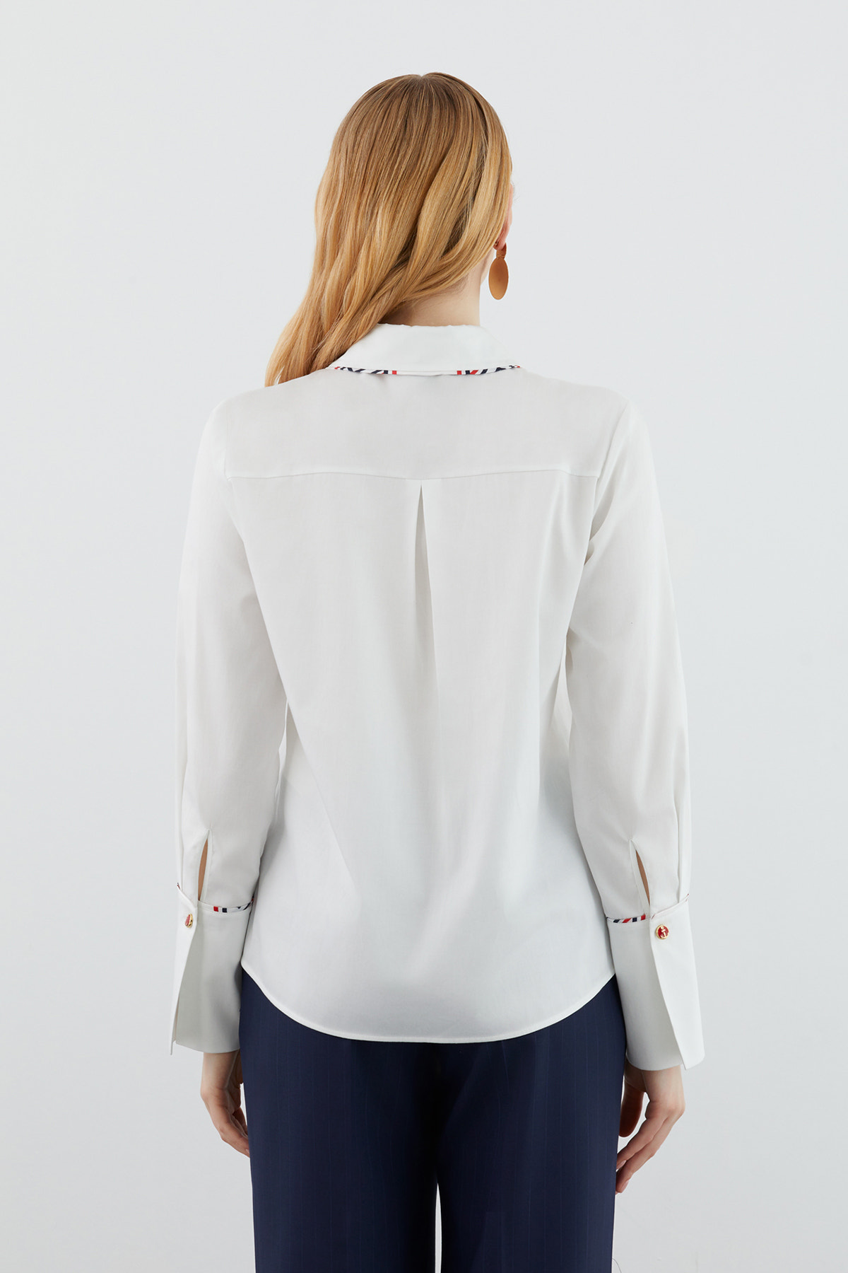 Desenli Fularlı Gömlek