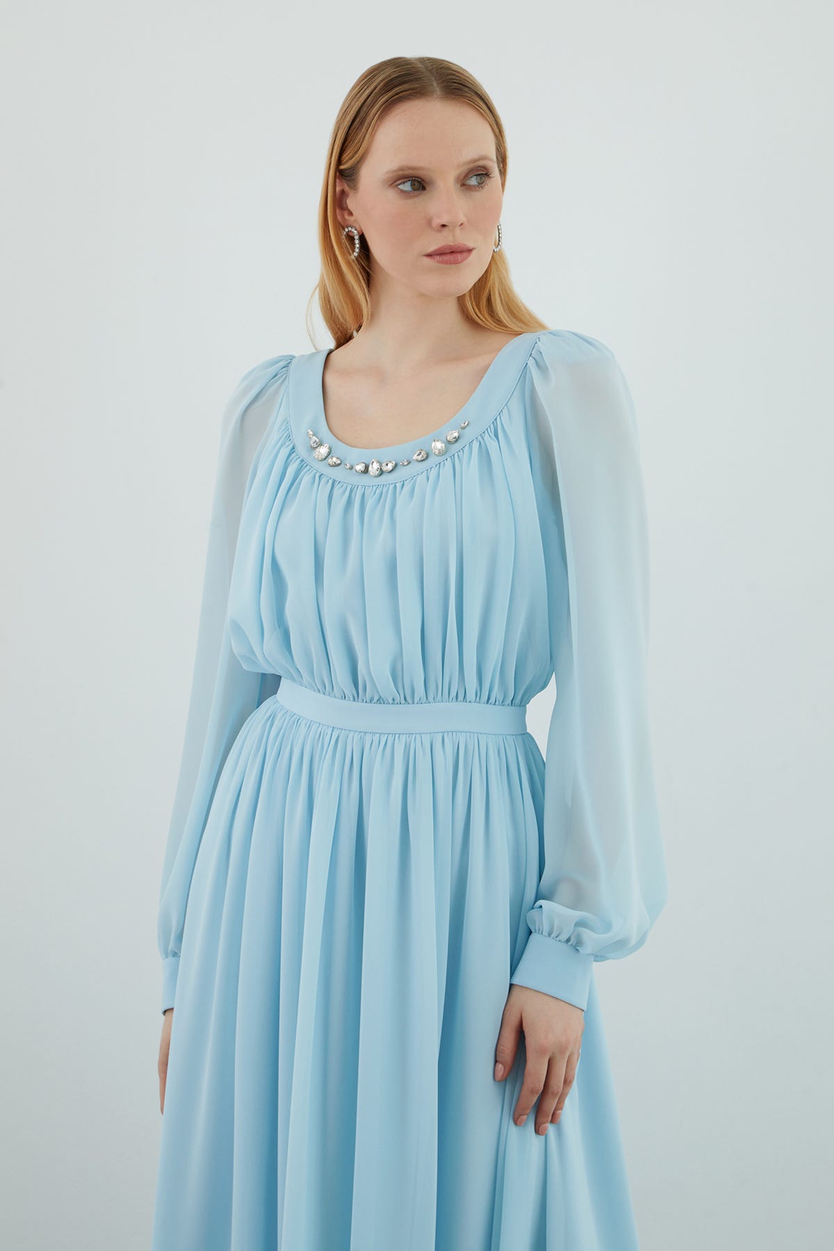 Büzgülü Yakası İşleme Detaylı Eteği Kloş Abiye Uzun Elbise