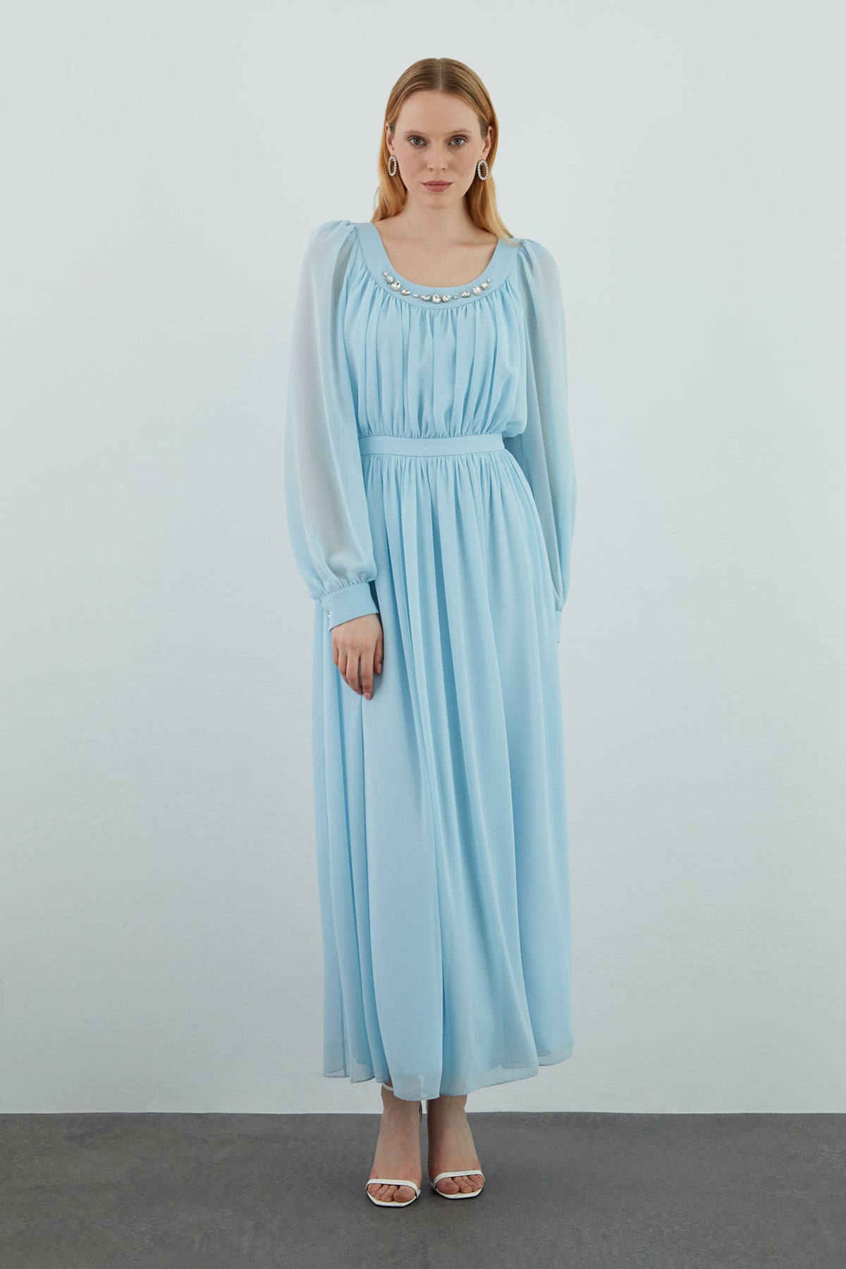 Büzgülü Yakası İşleme Detaylı Eteği Kloş Abiye Uzun Elbise