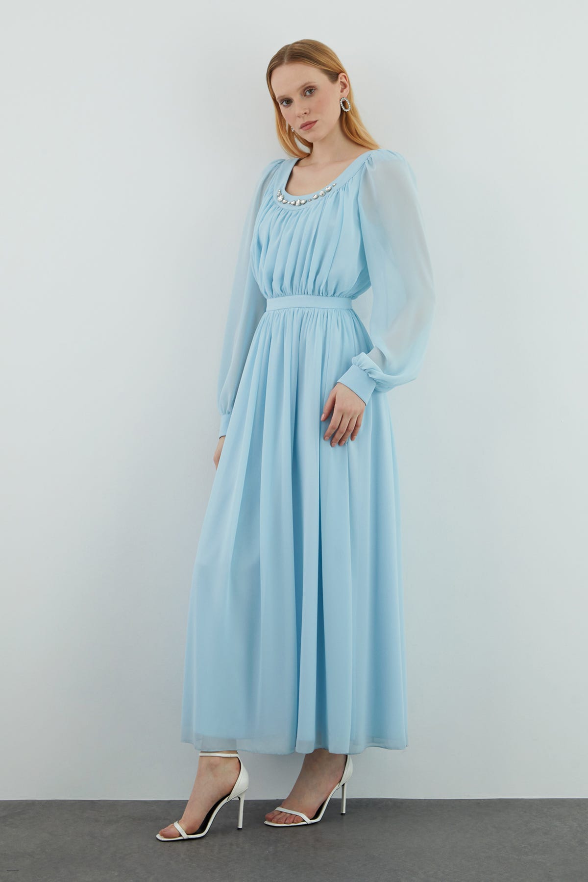 Büzgülü Yakası İşleme Detaylı Eteği Kloş Abiye Uzun Elbise