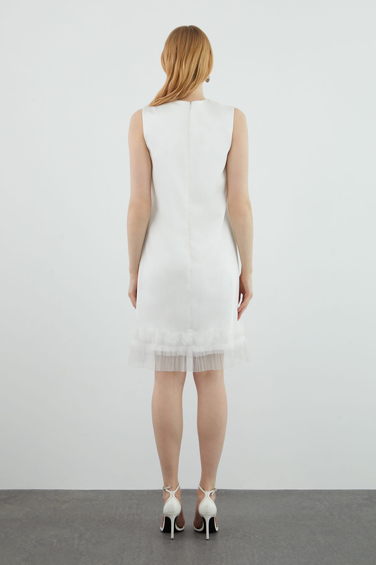 Asimetrik Yaka İşlemeli Tül Detaylı Kısa Elbise