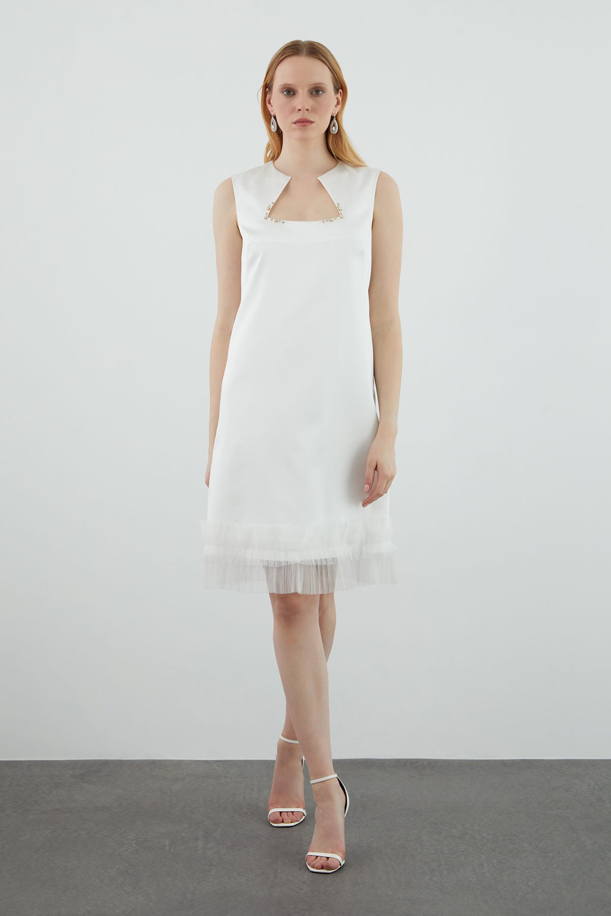 Asimetrik Yaka İşlemeli Tül Detaylı Kısa Elbise