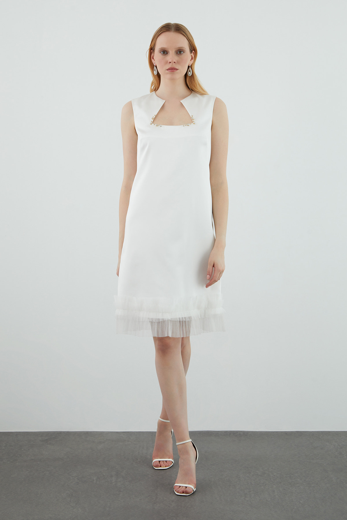 Asimetrik Yaka İşlemeli Tül Detaylı Kısa Elbise