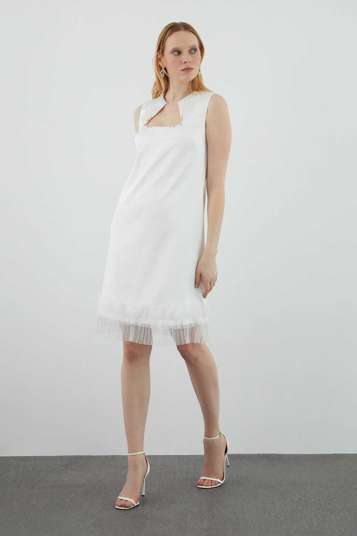 Asimetrik Yaka İşlemeli Tül Detaylı Kısa Elbise