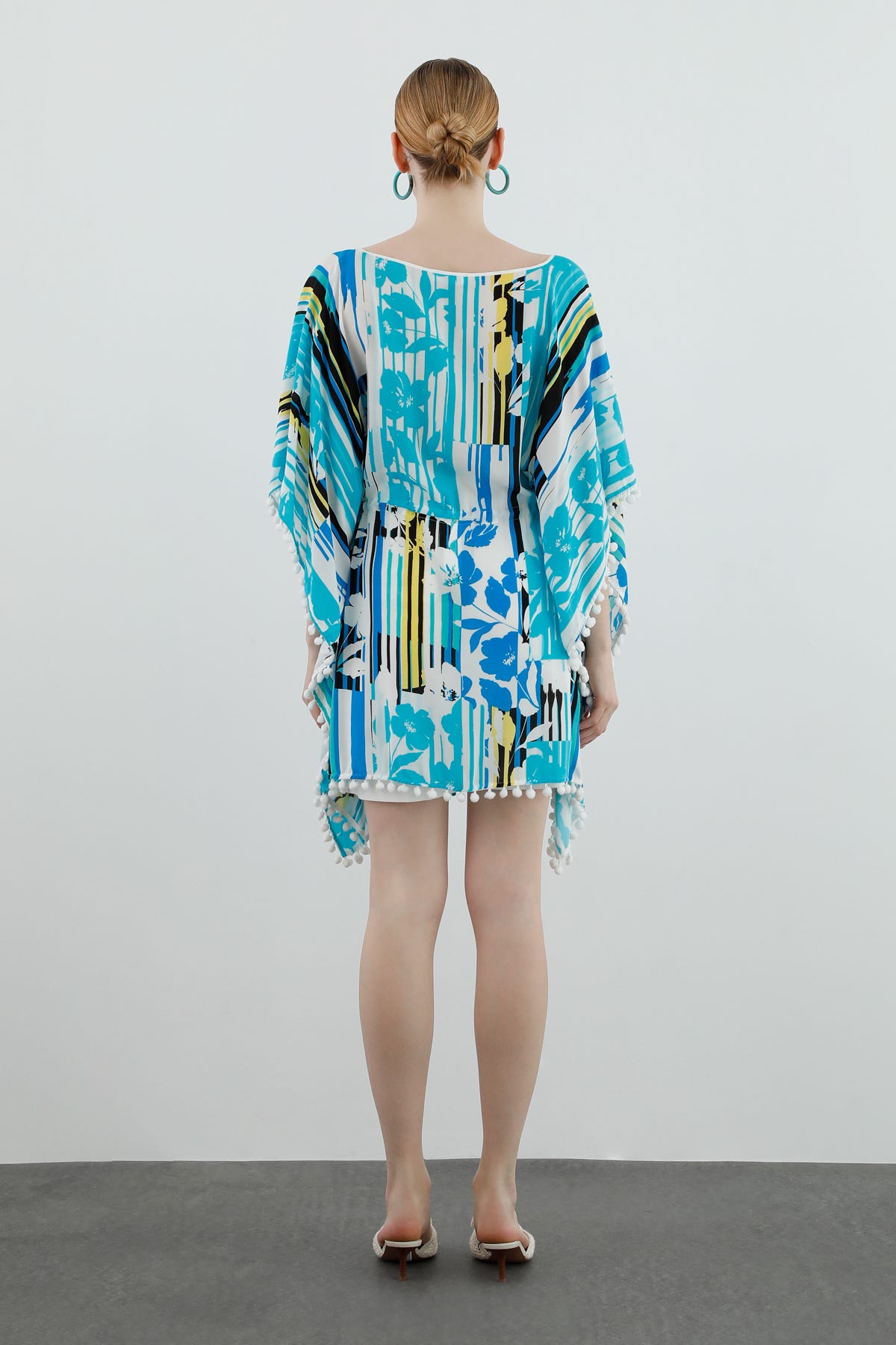 Ponpon Detaylı Beli Büzgülü Kadın Plajlık Bluz