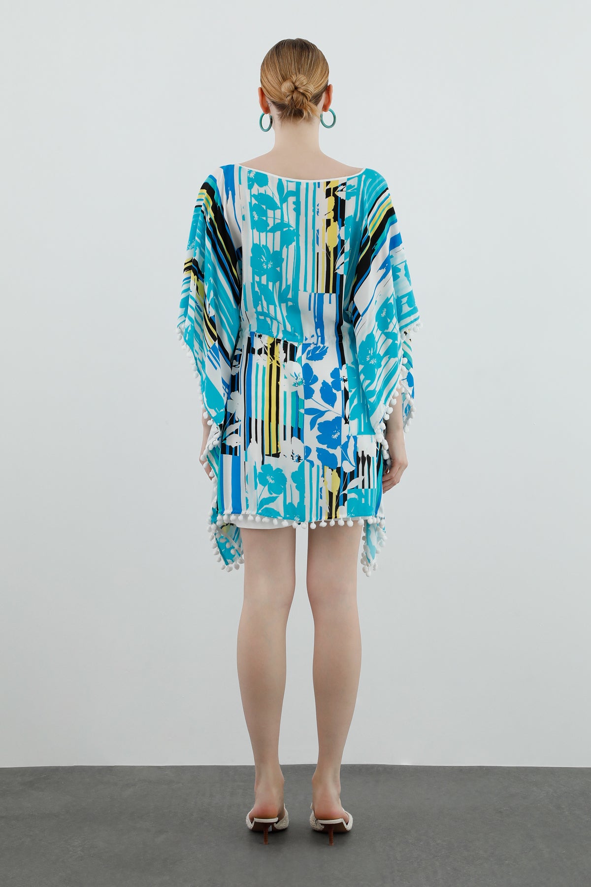 Ponpon Detaylı Beli Büzgülü Kadın Plajlık Bluz