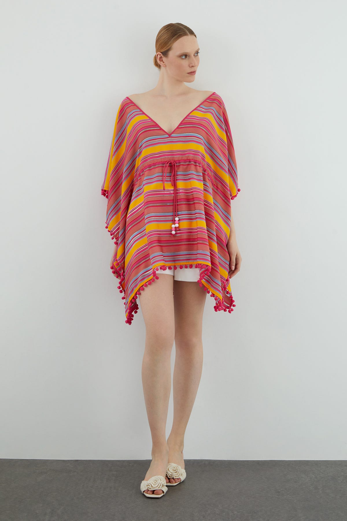 Ponpon Detaylı Beli Büzgülü Kadın Plajlık Bluz