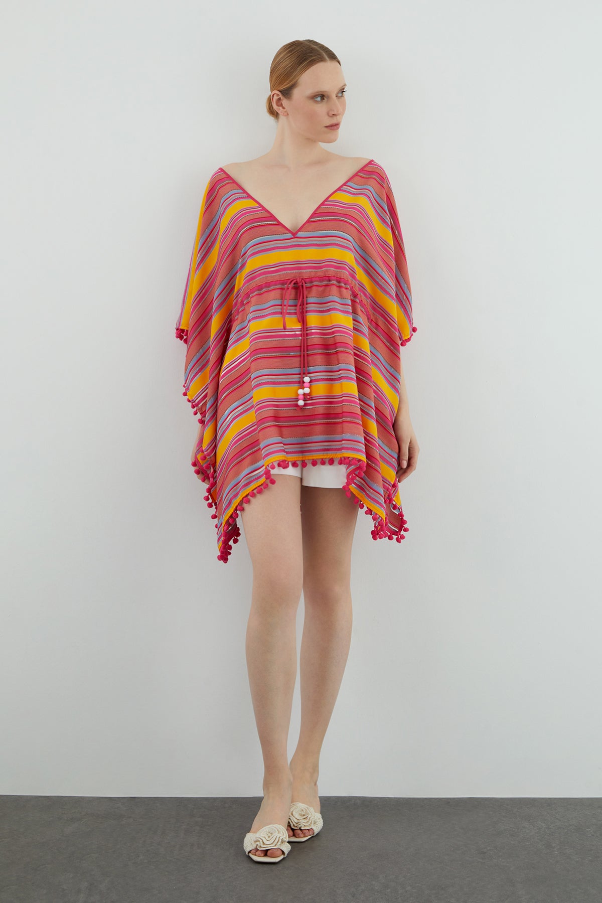 Ponpon Detaylı Beli Büzgülü Kadın Plajlık Bluz