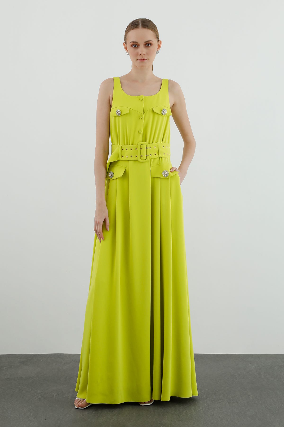 Kemer Detaylı Kolsuz Uzun Elbise