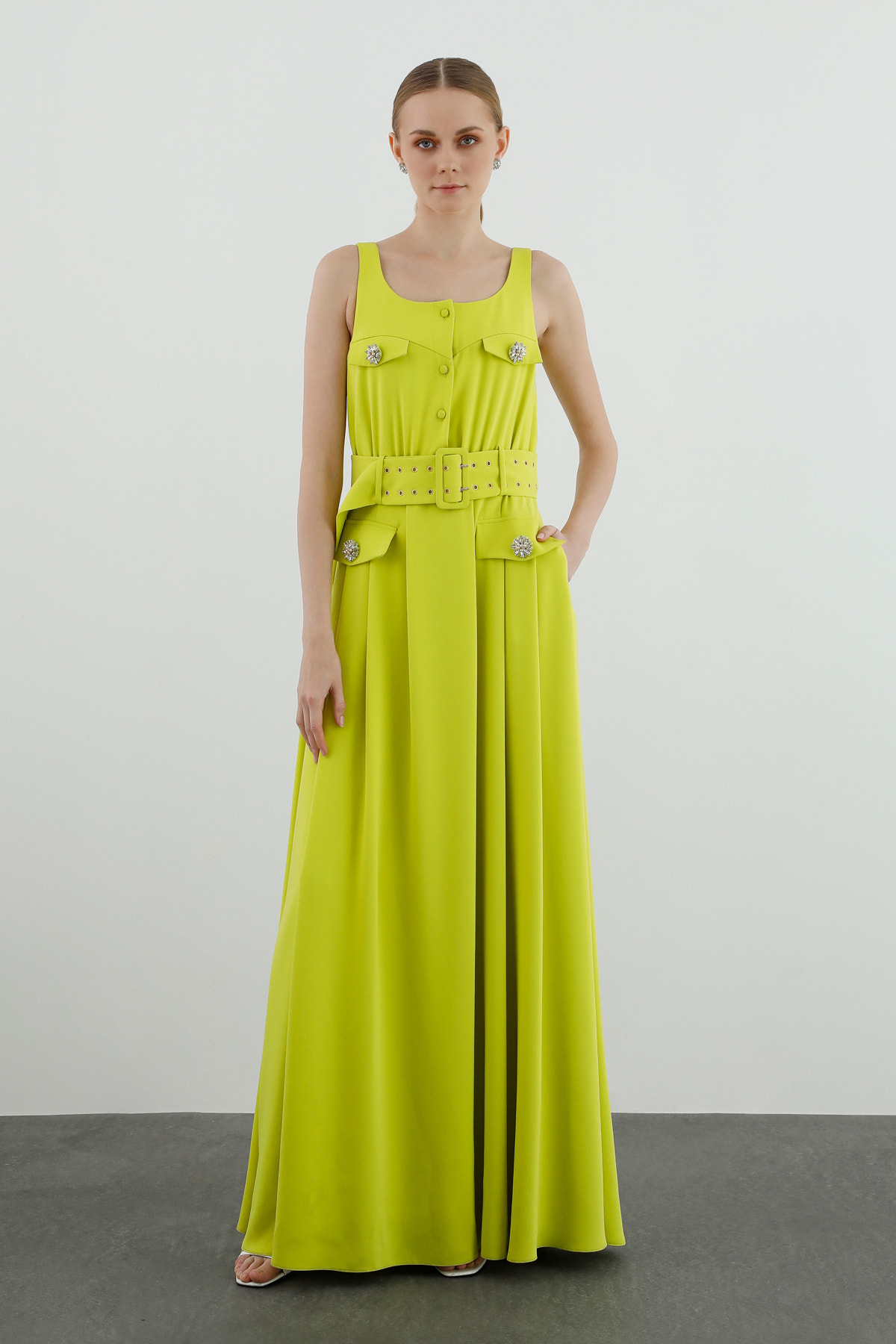 Kemer Detaylı Kolsuz Uzun Elbise