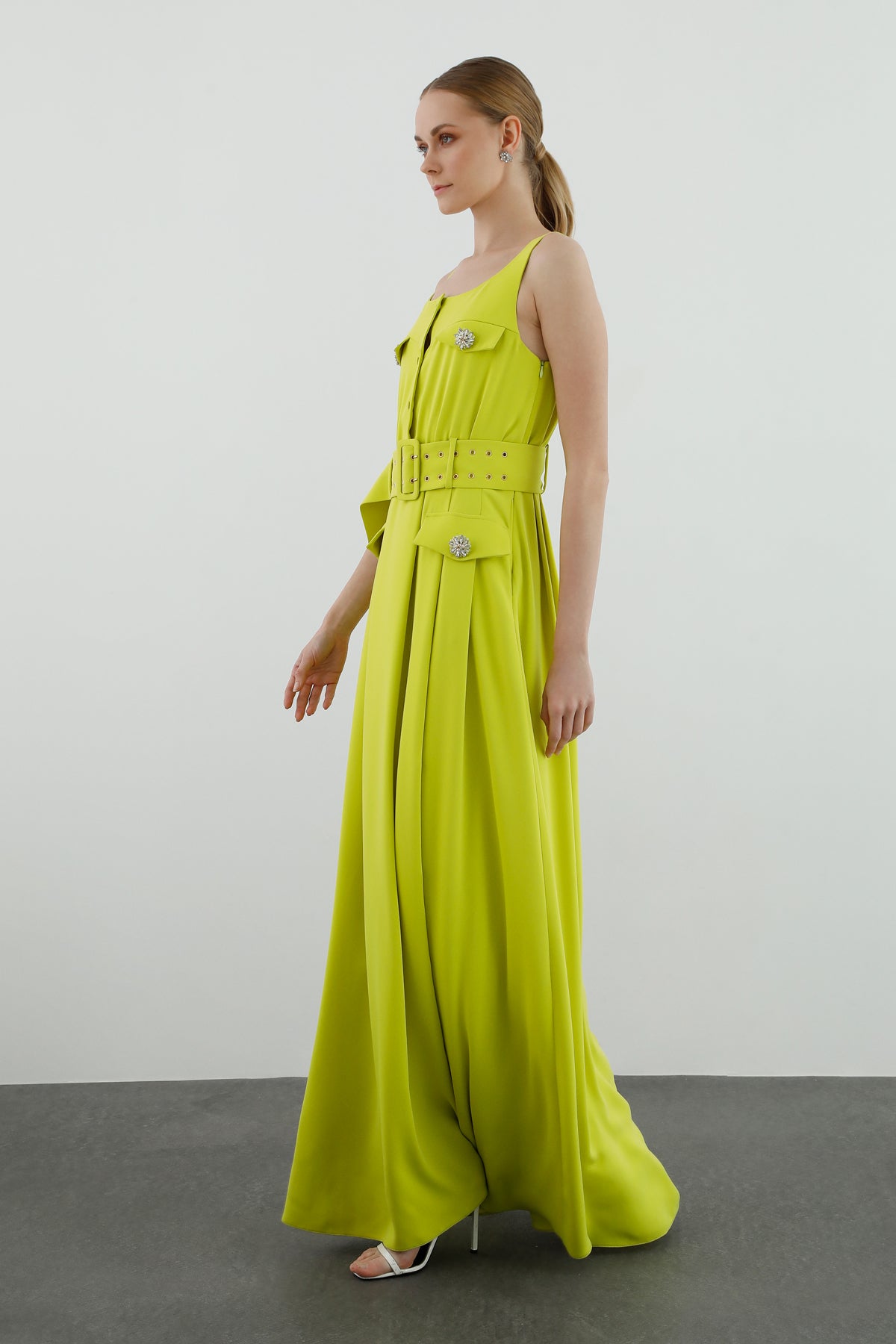 Kemer Detaylı Kolsuz Uzun Elbise