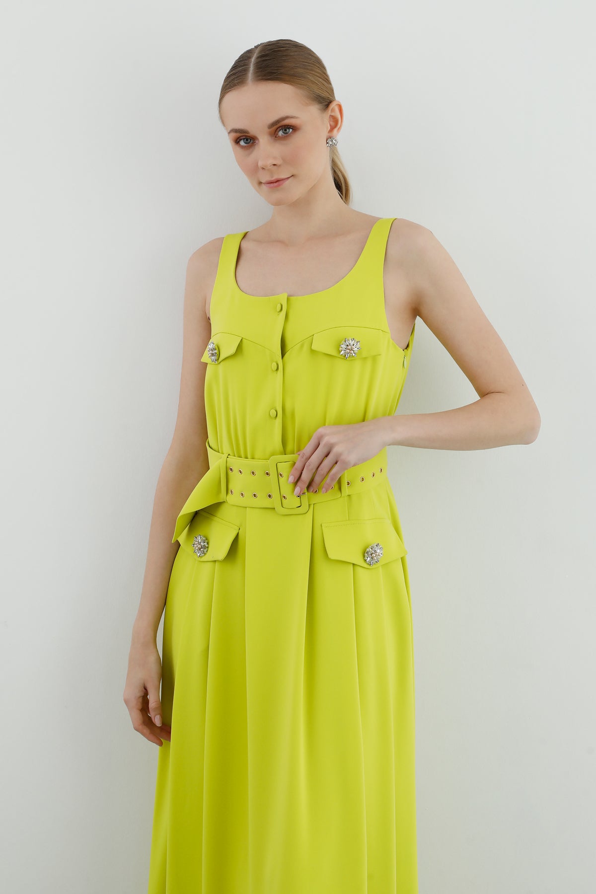 Kemer Detaylı Kolsuz Uzun Elbise