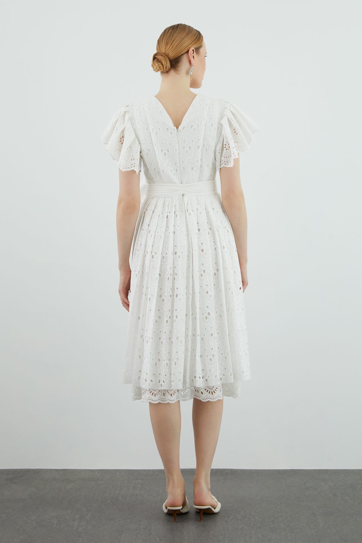 V Yakalı Dantel Detaylı Midi Elbise