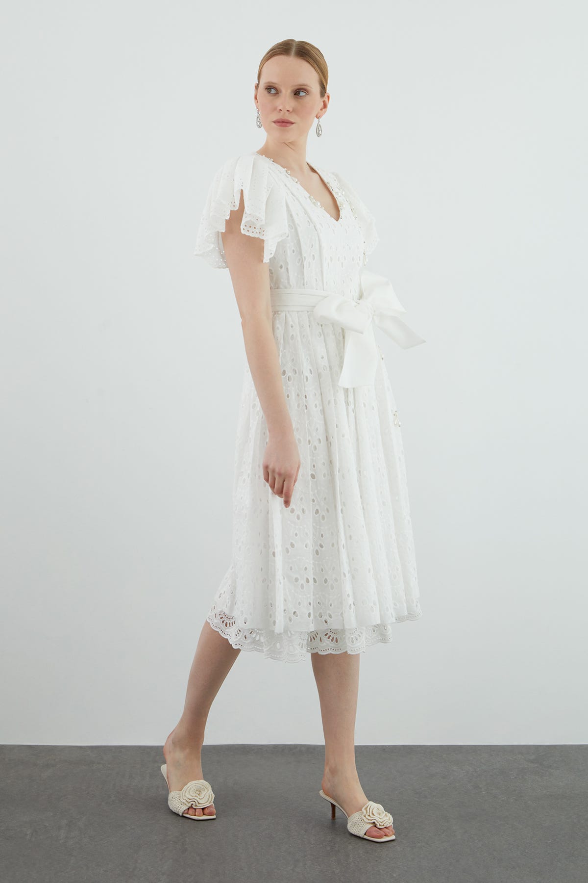 V Yakalı Dantel Detaylı Midi Elbise