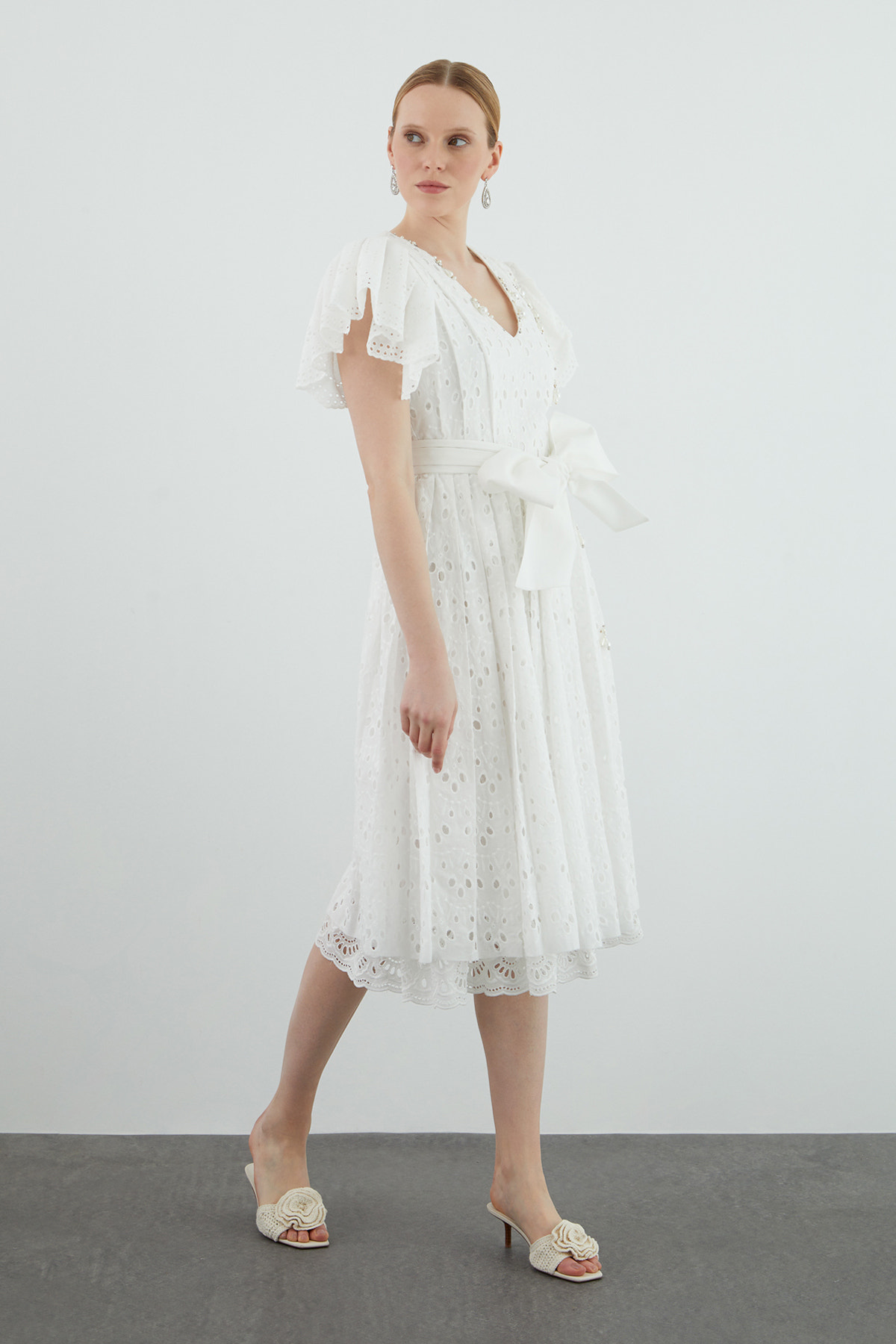 V Yakalı Dantel Detaylı Midi Elbise