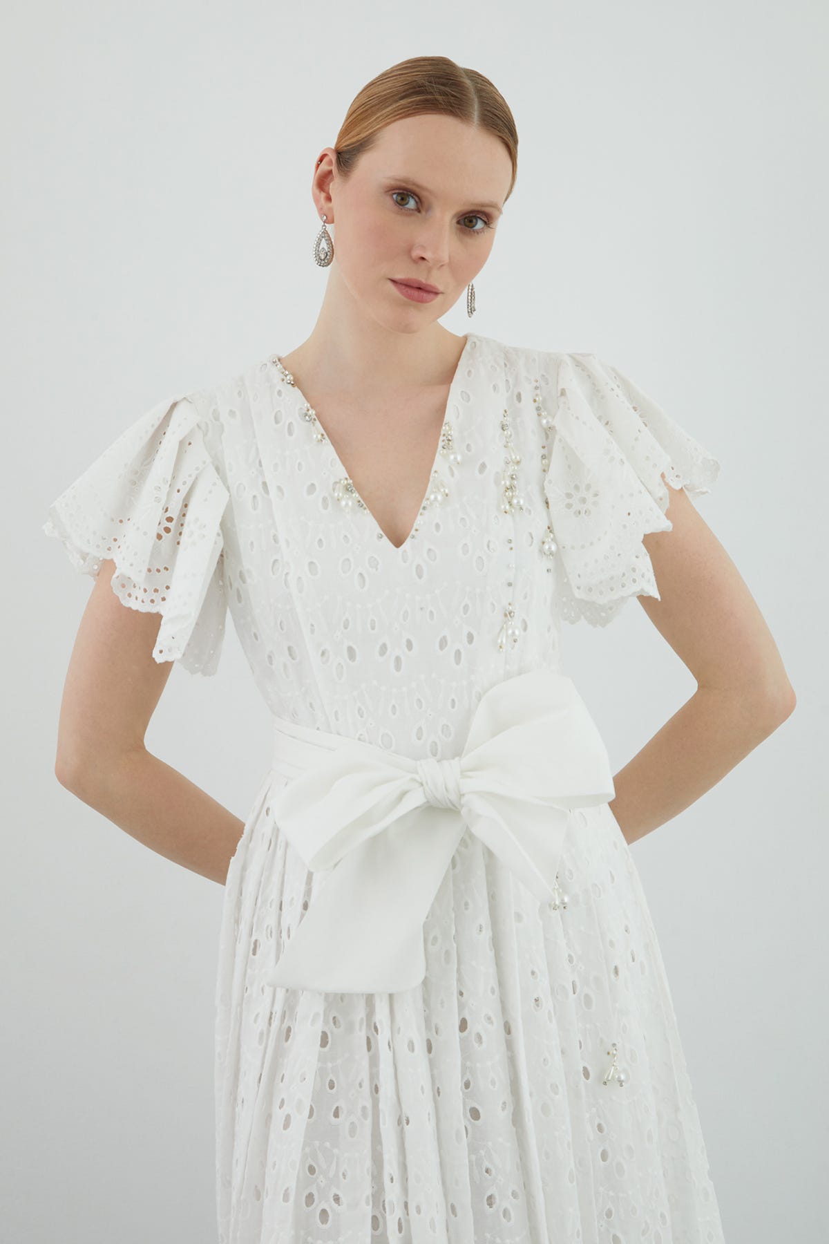 V Yakalı Dantel Detaylı Midi Elbise