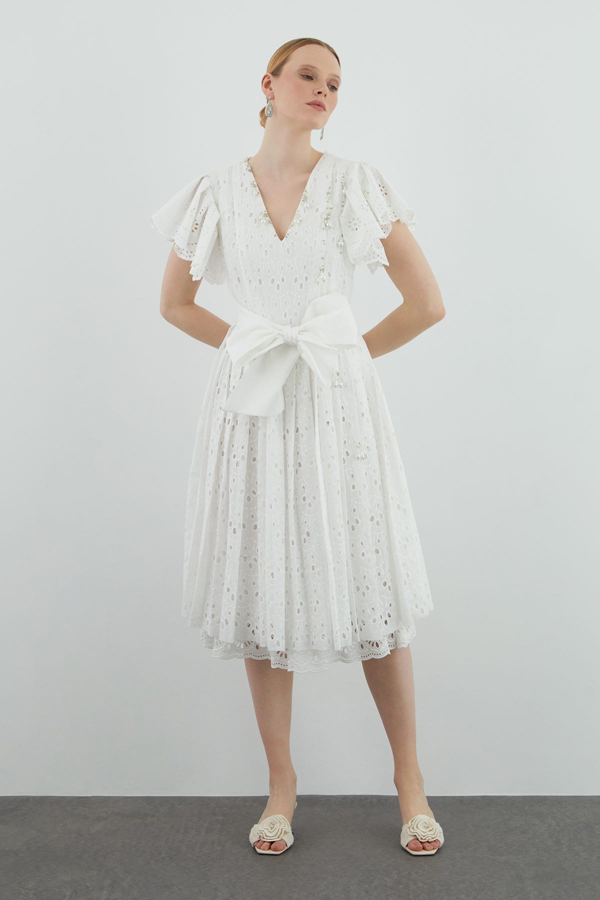 V Yakalı Dantel Detaylı Midi Elbise