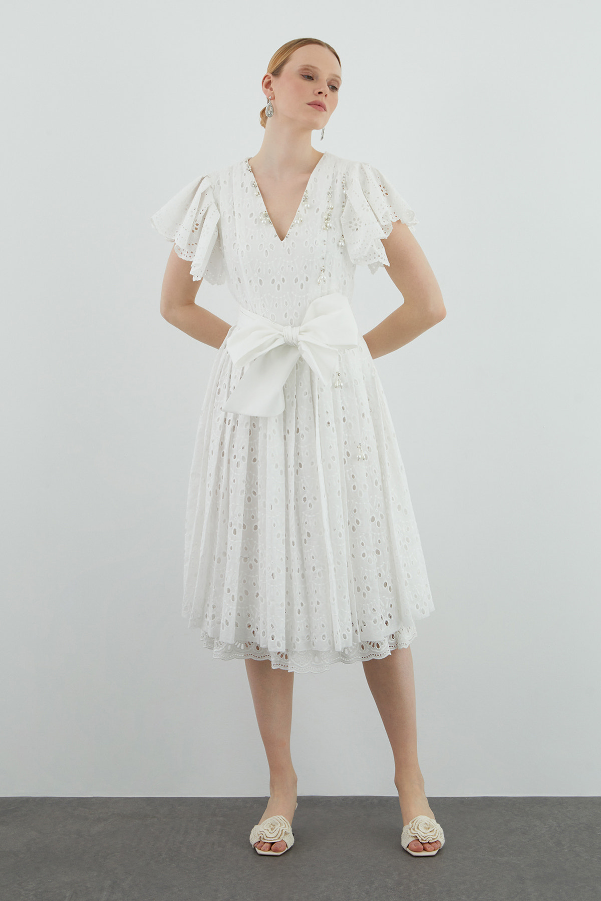 V Yakalı Dantel Detaylı Midi Elbise