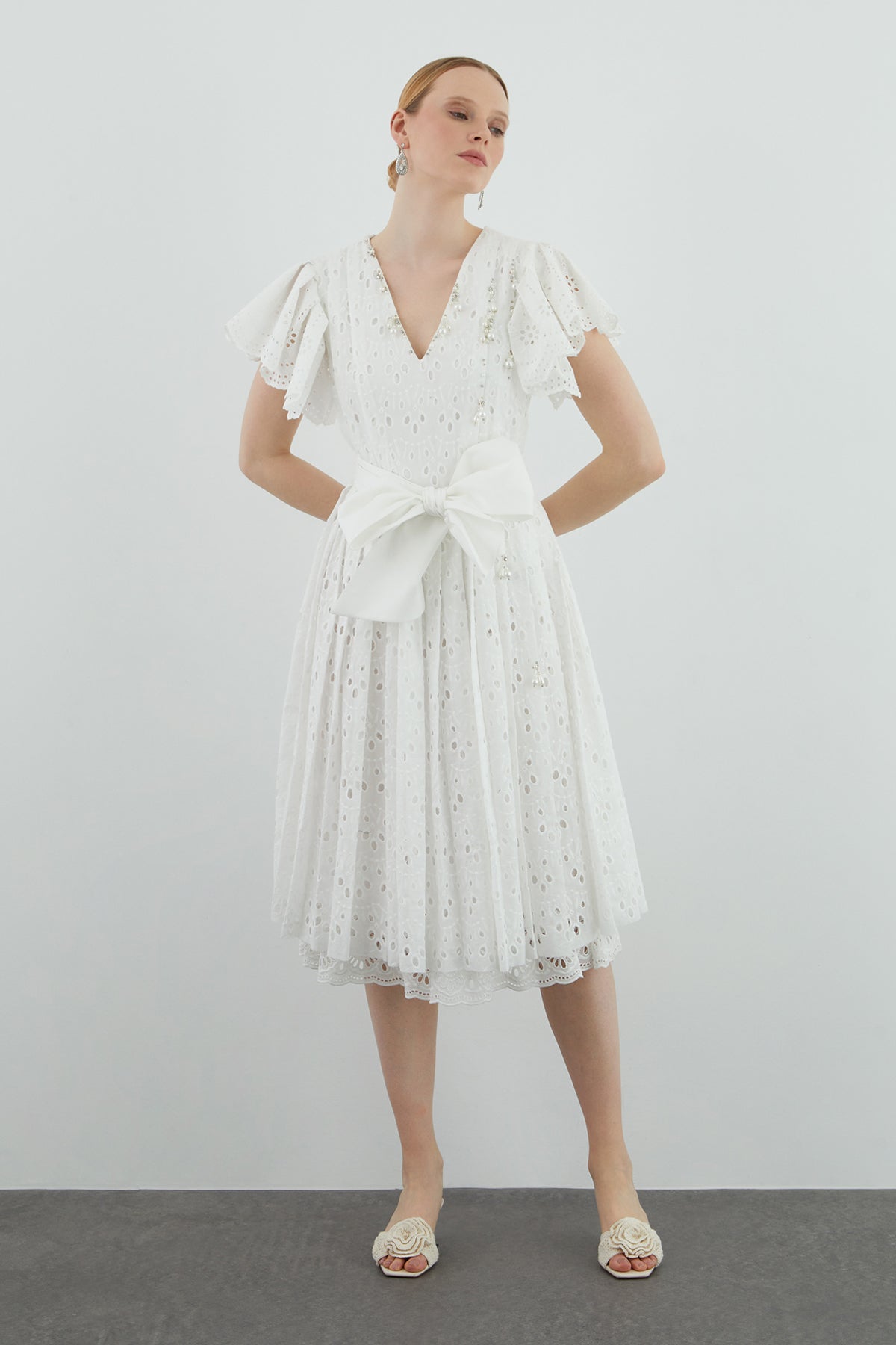 V Yakalı Dantel Detaylı Midi Elbise