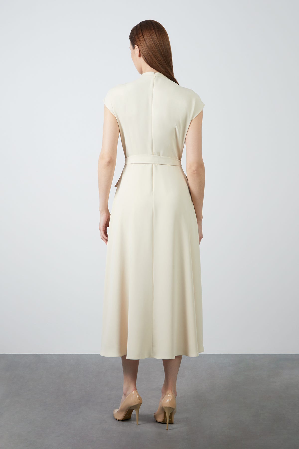 Aksesuar Detaylı İnce Krep Kumaştan Astarlı Bej Midi Elbise