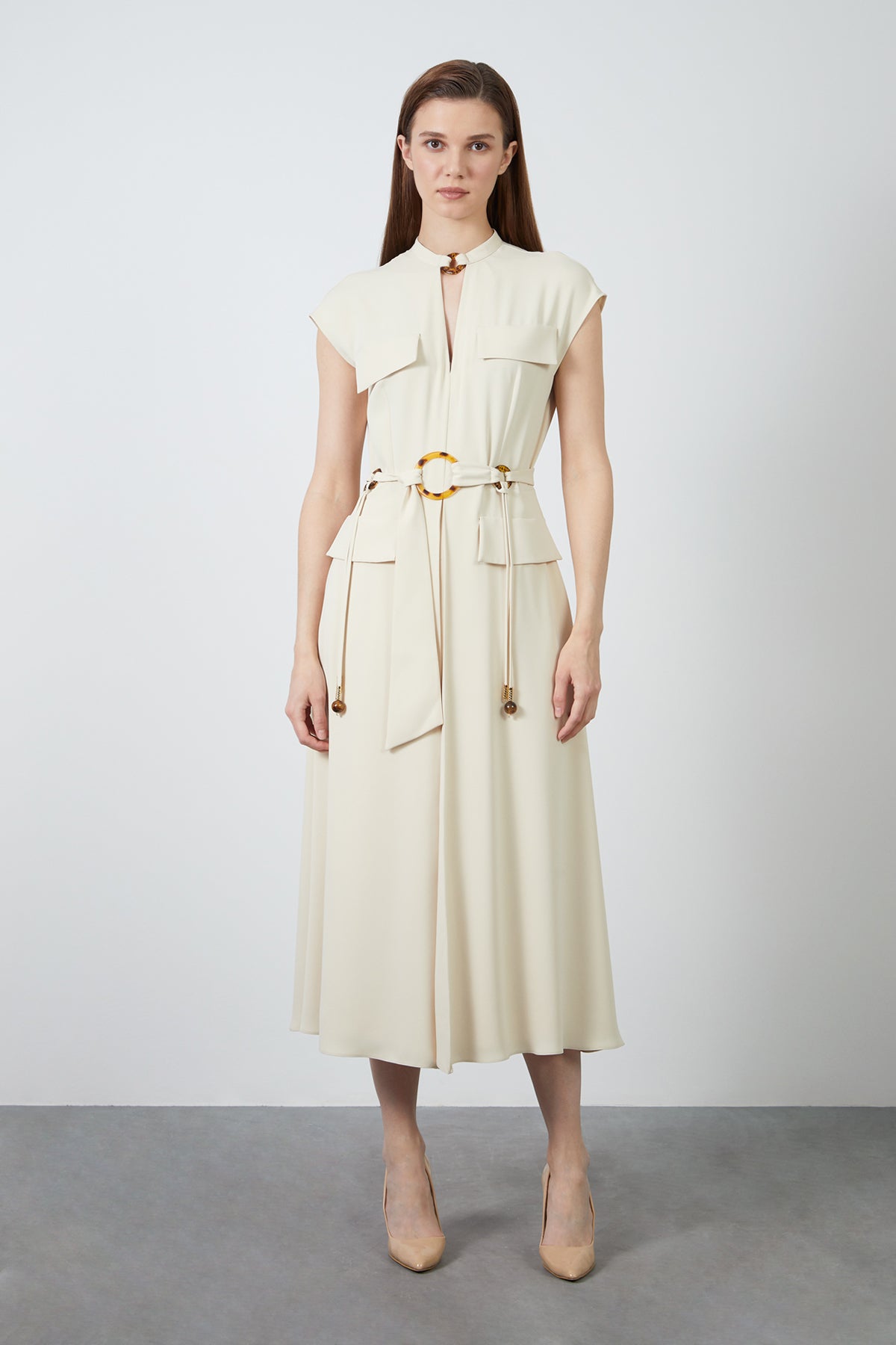 Aksesuar Detaylı İnce Krep Kumaştan Astarlı Bej Midi Elbise