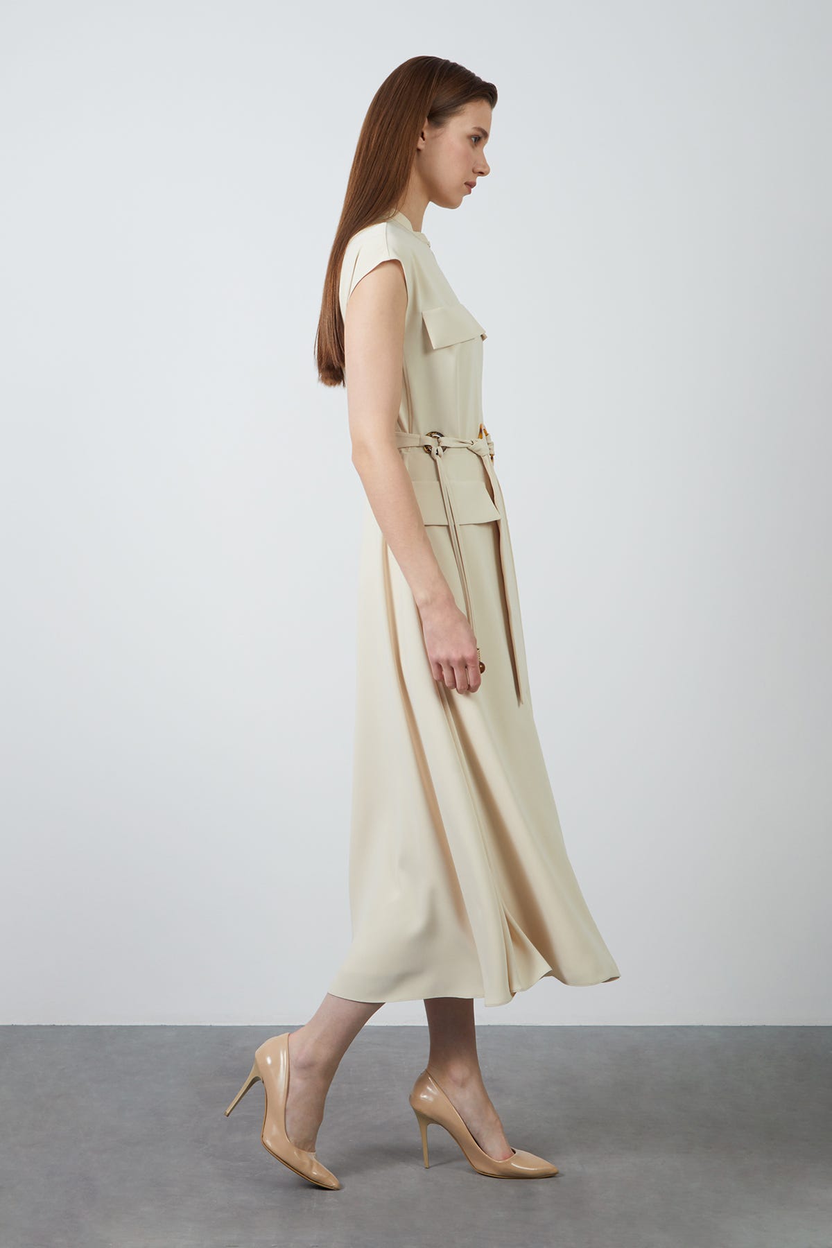 Aksesuar Detaylı İnce Krep Kumaştan Astarlı Bej Midi Elbise