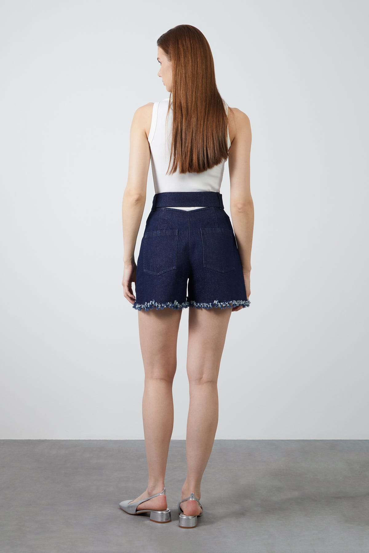 Cut Out Detaylı Jean Şort