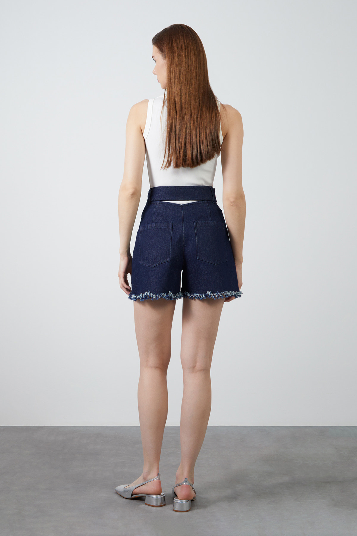 Cut Out Detaylı Jean Şort