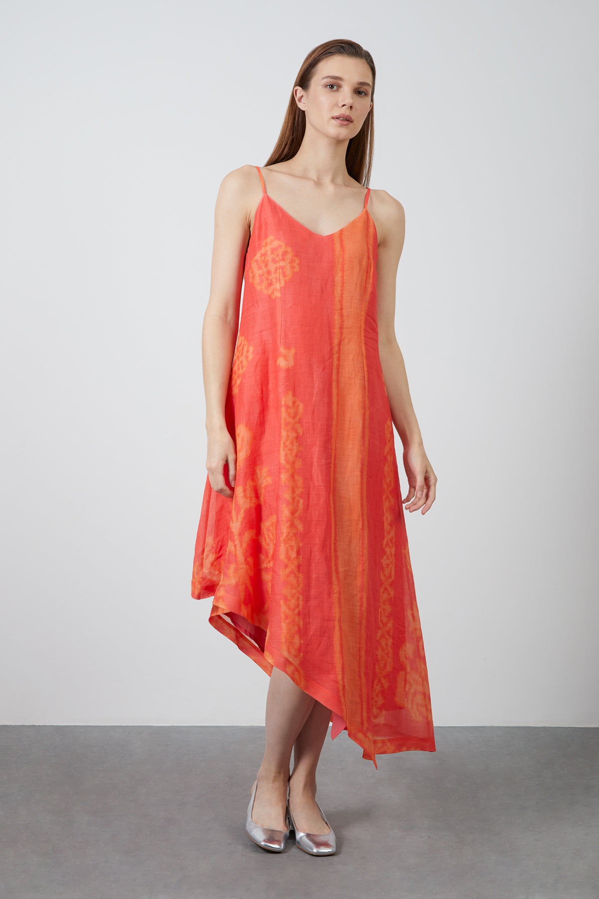 Dik Yakalı Asimetrik Kesim Midi Elbise