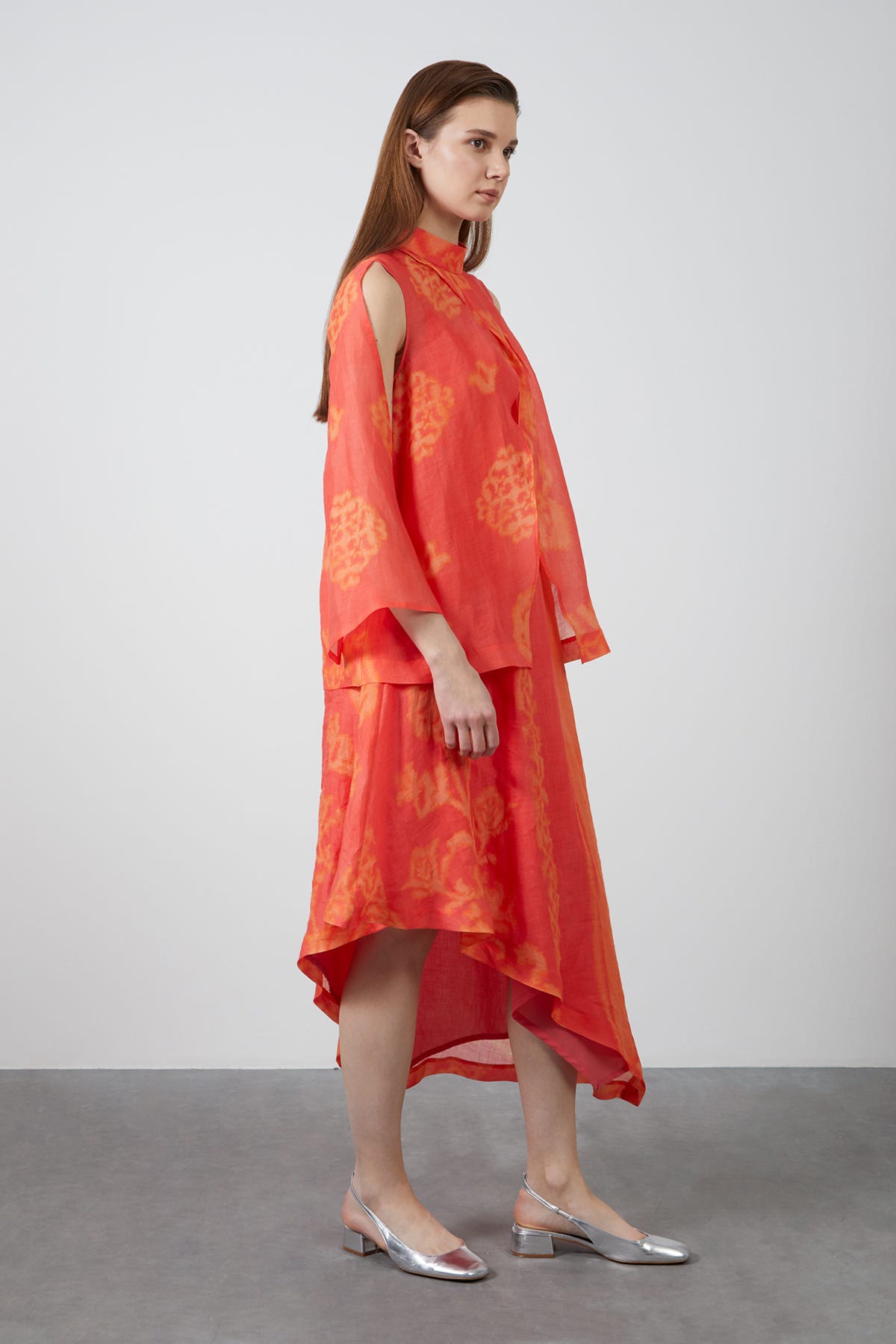 Dik Yakalı Asimetrik Kesim Midi Elbise