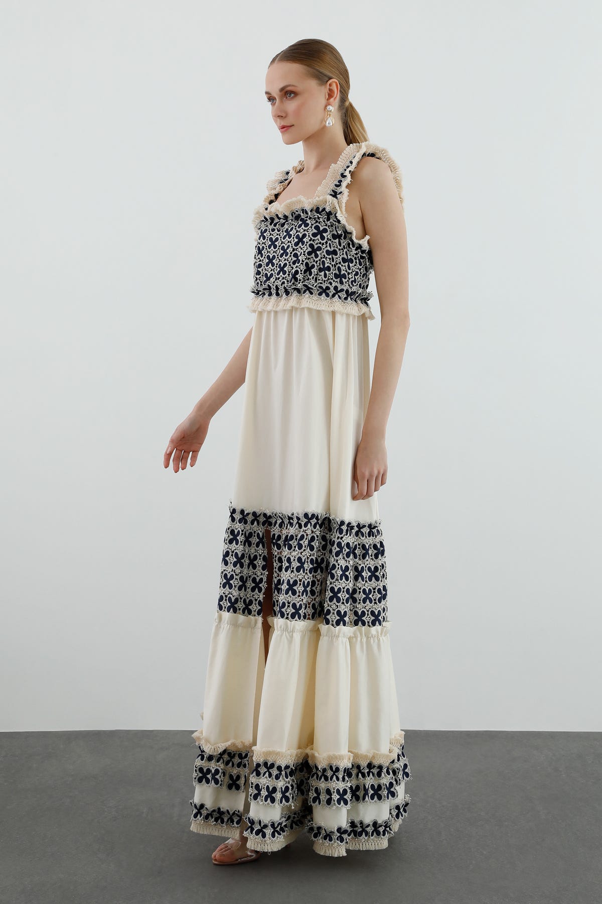 Dantel Detaylı Askılı Uzun Elbise