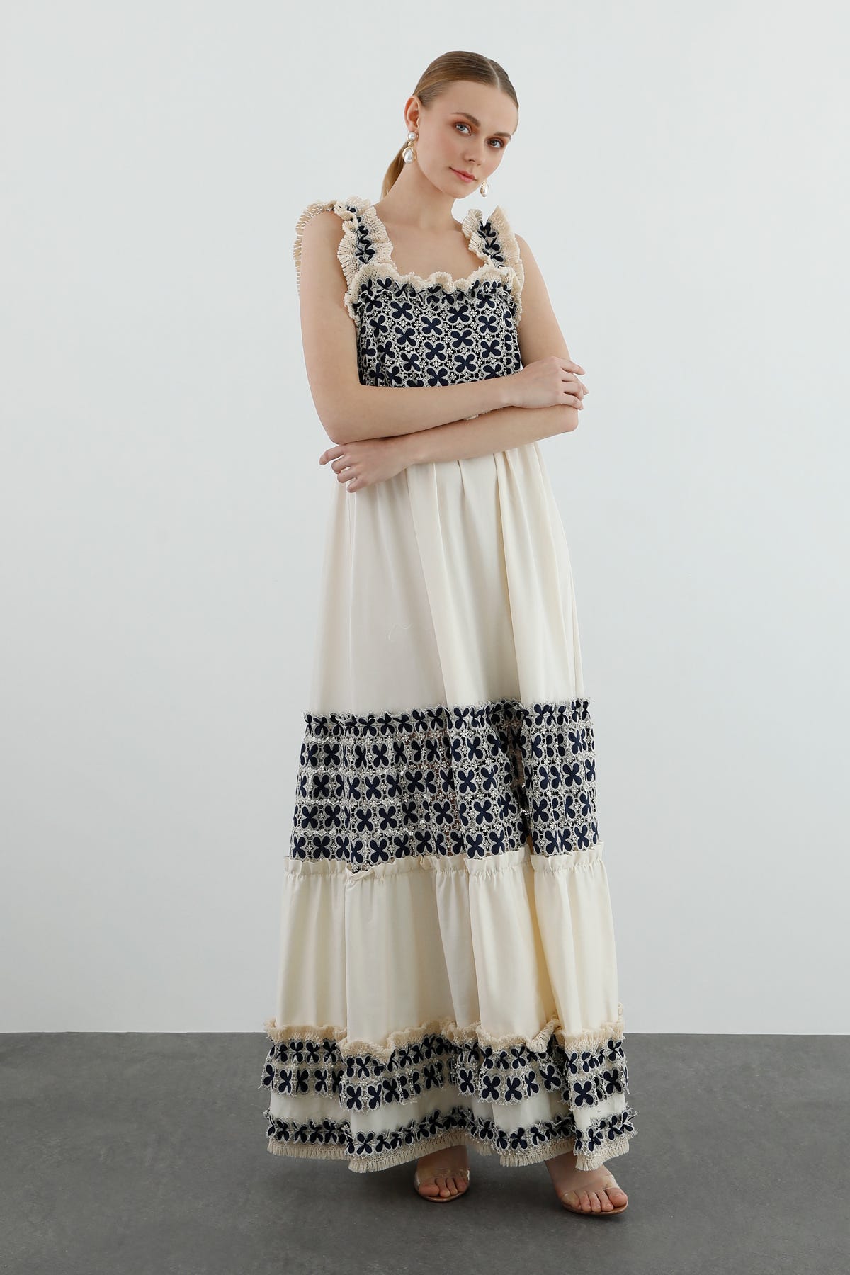 Dantel Detaylı Askılı Uzun Elbise