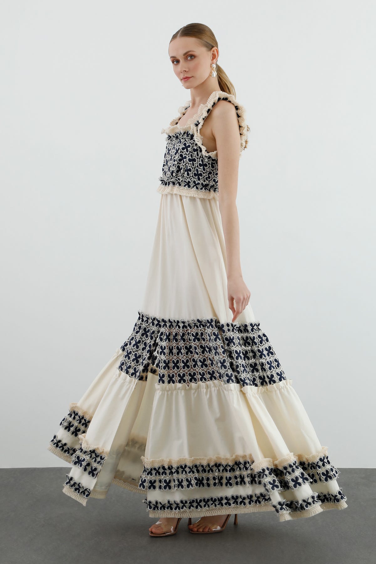 Dantel Detaylı Askılı Uzun Elbise