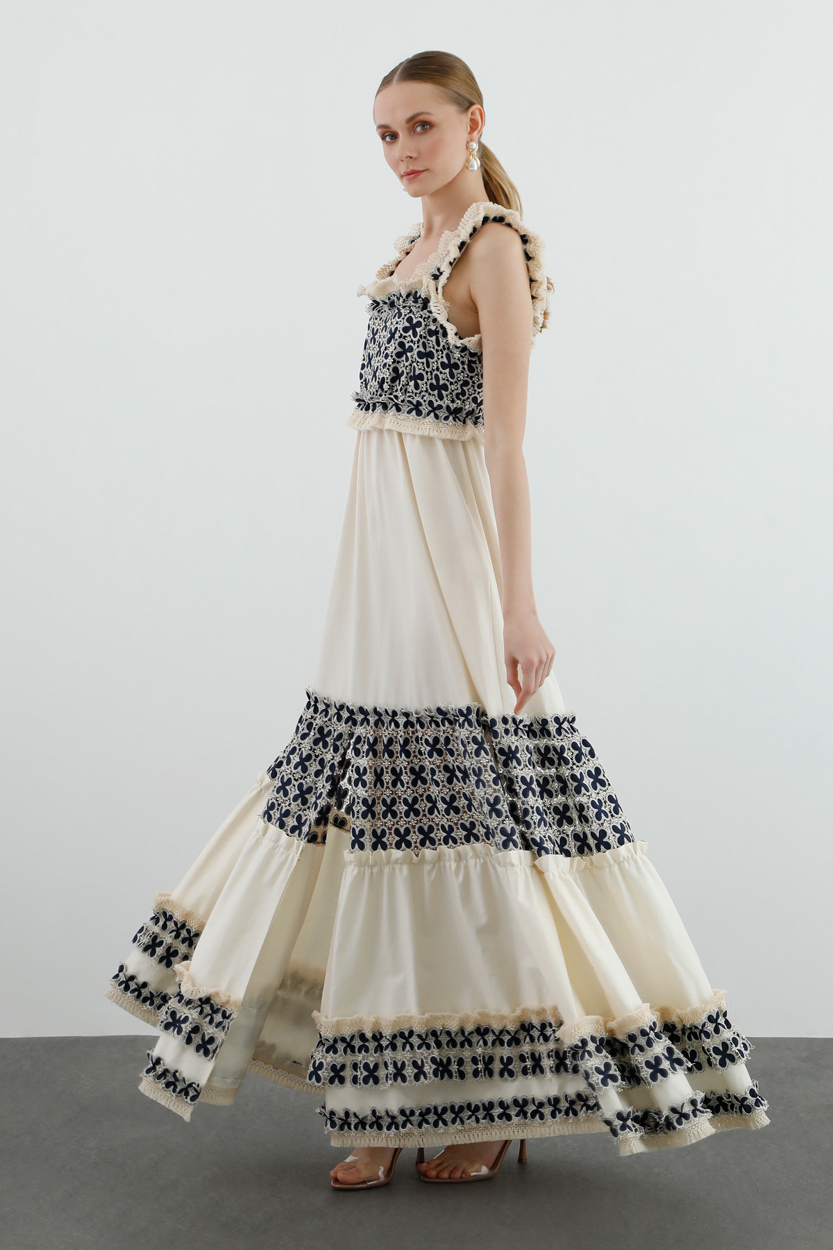 Dantel Detaylı Askılı Uzun Elbise